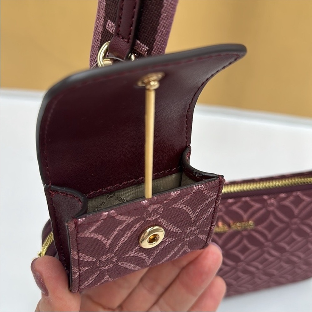 MICHAEL KORS Jet Set Travel Small Logo Jacquard
Crossbody With Tech Attach - Picture 12 of 16